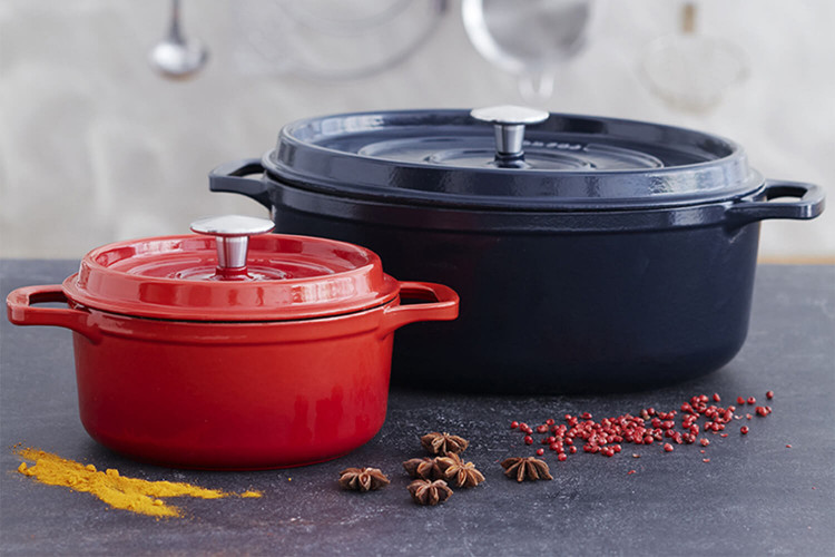 Cocotte ronde Invicta noire en fonte émaillée bouton inox - 32cm