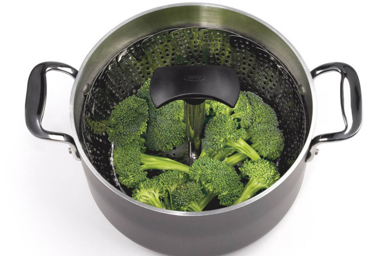 Insert vapeur OXO inox avec poignée rétractable et verrouillable ø25,5cm