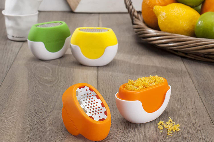Zesteur Microplane Flexi Zesti™ en silicone avec récipient