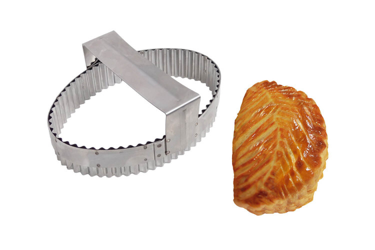 Découpoir chausson aux pommes Gobel en acier inox à poignée - 17x12cm