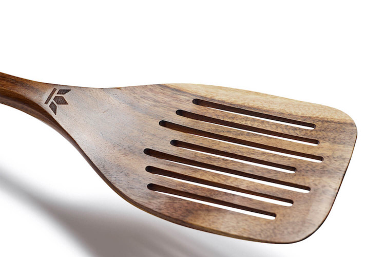 Spatule ajourée grand format Dutchdeluxes bois d'acacia - 34,5x9cm