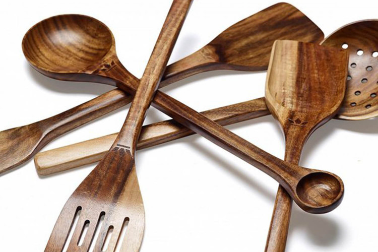 Ecumoire de cuisine Dutchdeluxes en bois d'acacia 30,5x7,8 cm