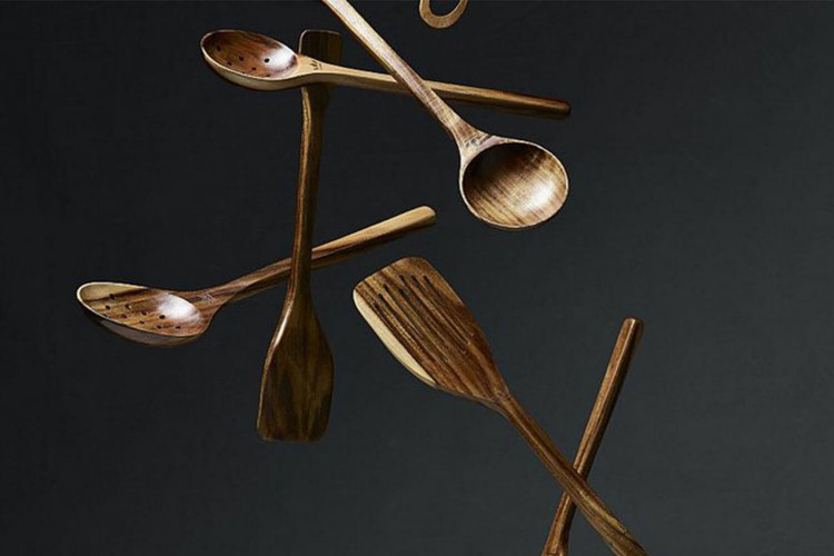 Ecumoire de cuisine Dutchdeluxes en bois d'acacia 30,5x7,8 cm