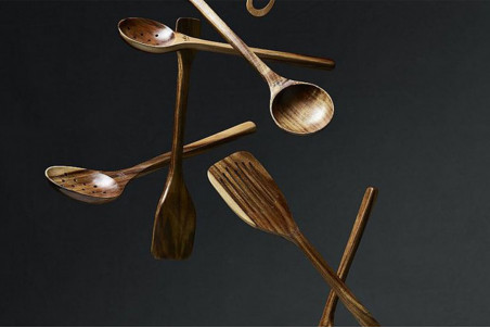 Ecumoire de cuisine Dutchdeluxes en bois d'acacia 30,5x7,8 cm