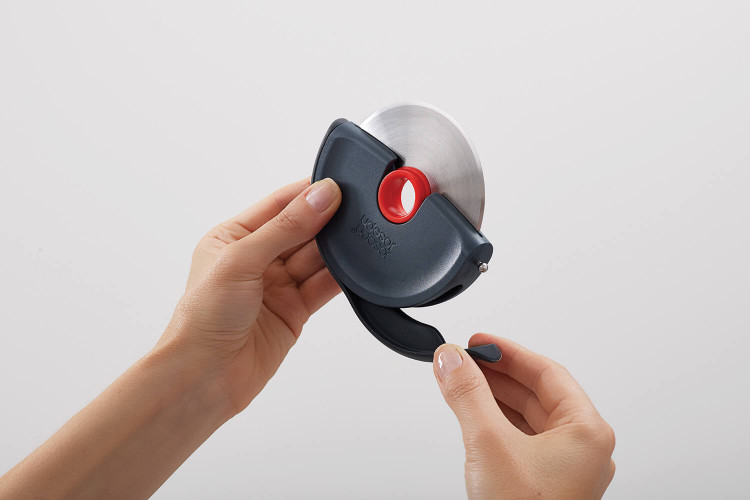 Roulette à pizza Joseph Joseph Disc lame inox manche silicone