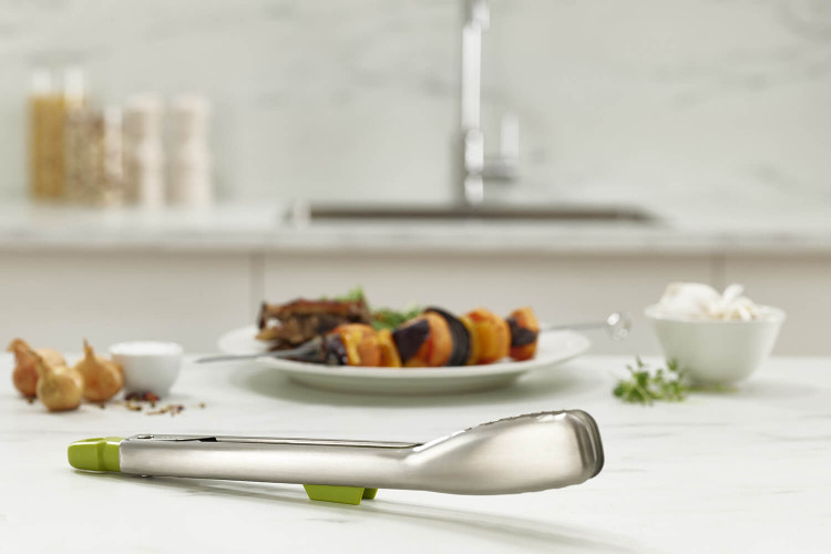 Pince de cuisine Joseph Joseph Elevate Steel acier inox 31,5cm avec reposoir