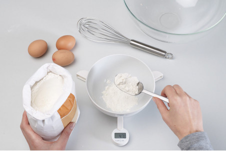 Balance de cuisine digitale Joseph Joseph TriScale pliable blanche