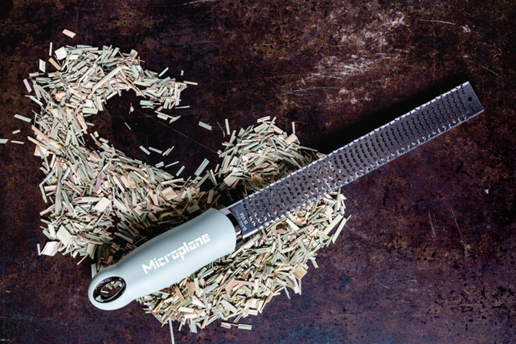 Râpe-zesteur Microplane Premium Classic Vert Sauge - lame inox 20,3cm