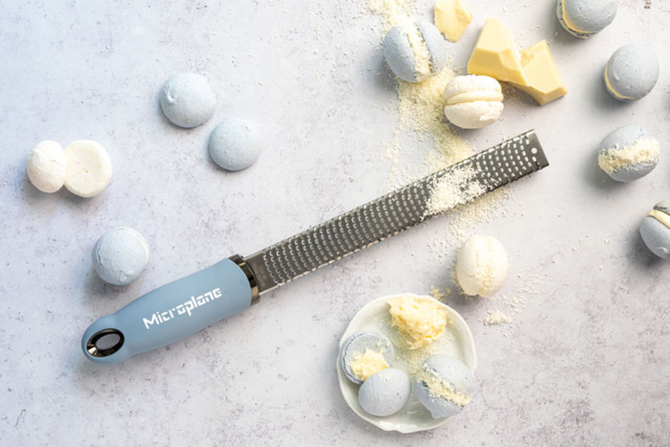 Râpe-zesteur Microplane Premium Classic Bleu Nuage - lame inox 20,3cm