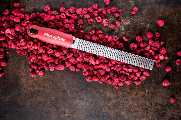 Râpe-zesteur Microplane Premium Classic Rouge Grenade - lame inox 20,3cm