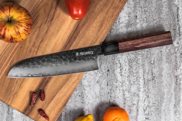 Couteau santoku Sayuto Séquoia San Mai lame martelée 18cm
