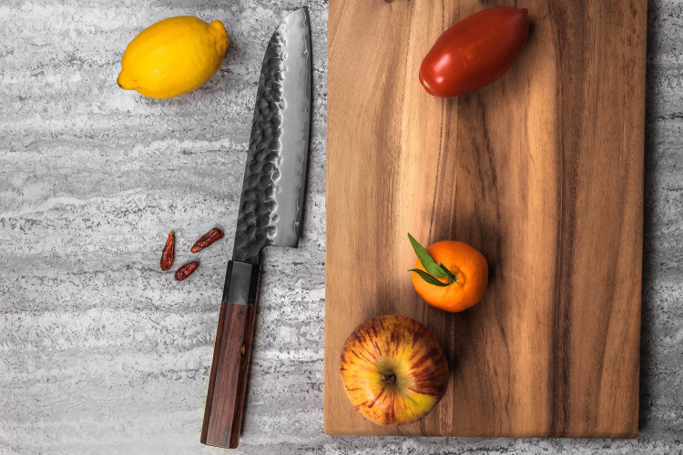 Couteau santoku Sayuto Séquoia San Mai lame martelée 18cm