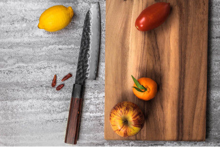 Couteau santoku Sayuto Séquoia San Mai lame martelée 18cm