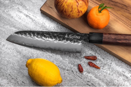 Couteau santoku Sayuto Séquoia San Mai lame martelée 18cm