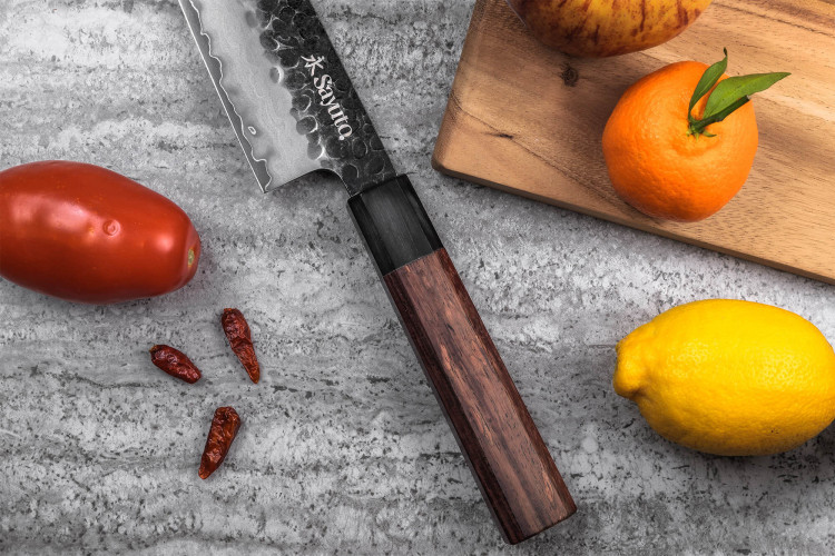 Couteau santoku Sayuto Séquoia San Mai lame martelée 18cm