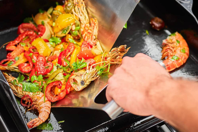 Spatule de cuisine Rösle pour plancha en acier inox 18/10