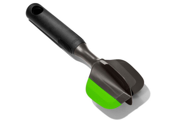 Presse et trancheuse à avocat OXO en silicone 30cm
