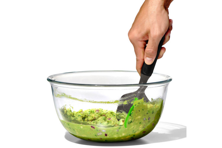 Presse et trancheuse à avocat OXO en silicone 30cm