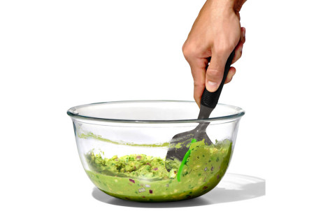 Presse et trancheuse à avocat OXO en silicone 30cm