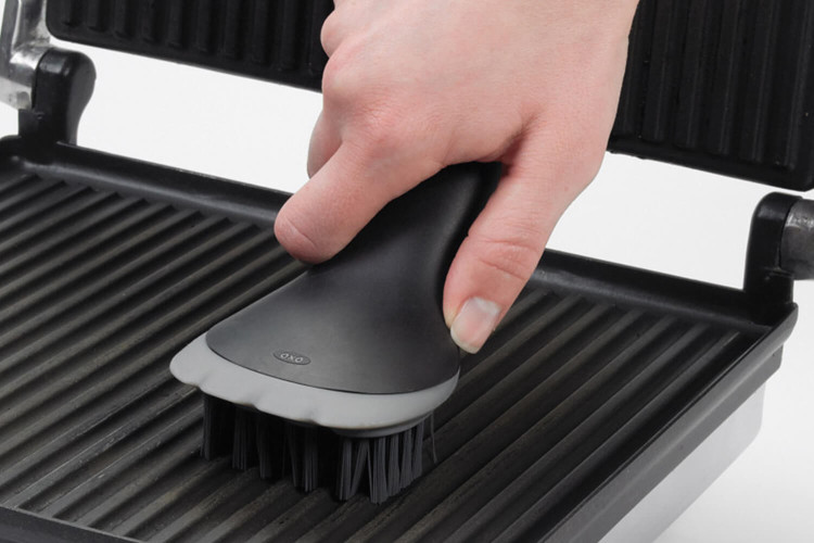 Brosse à vaisselle en nylon OXO avec racloir