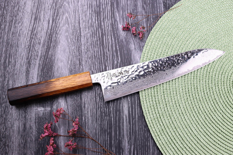 Couteau de chef japonais artisanal Wusaki Yaketa AUS10 lame damassée martelée 21cm