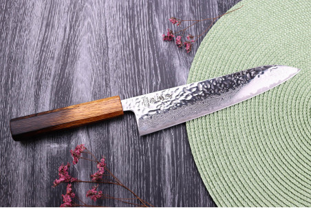 Couteau de chef japonais artisanal Wusaki Yaketa AUS10 lame damassée martelée 21cm