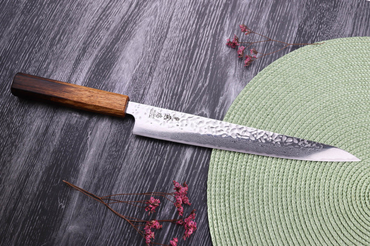 Couteau japonais artisanal sujihiki Wusaki Yaketa AUS10 lame damassée martelée 24cm