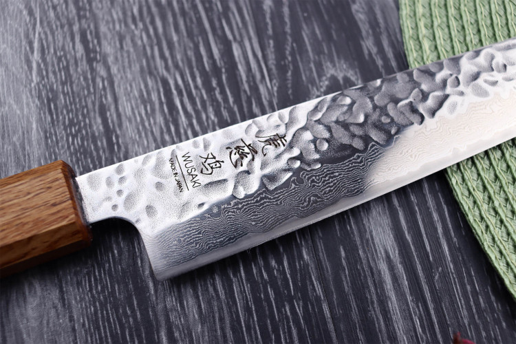 Couteau japonais artisanal sujihiki Wusaki Yaketa AUS10 lame damassée martelée 24cm