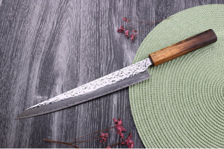 Couteau japonais artisanal sujihiki Wusaki Yaketa AUS10 lame damassée martelée 24cm