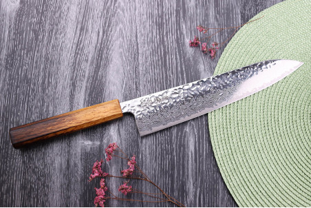 Couteau de chef japonais artisanal Wusaki Yaketa AUS10 lame damassée martelée 24cm