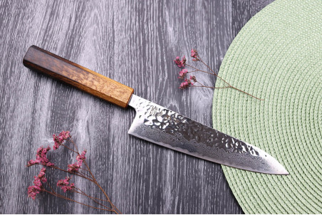Couteau de chef japonais artisanal Wusaki Yaketa AUS10 lame damassée martelée 18cm