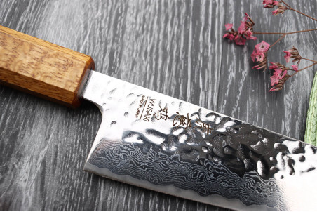Couteau de chef japonais artisanal Wusaki Yaketa AUS10 lame damassée martelée 18cm