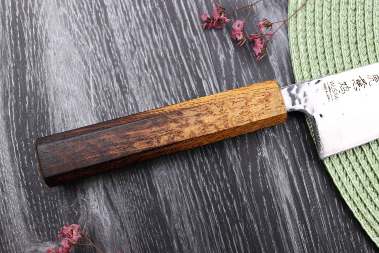 Couteau de chef japonais artisanal Wusaki Yaketa AUS10 lame damassée martelée 18cm