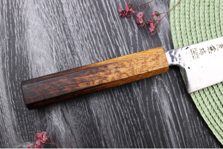 Couteau de chef japonais artisanal Wusaki Yaketa AUS10 lame damassée martelée 18cm