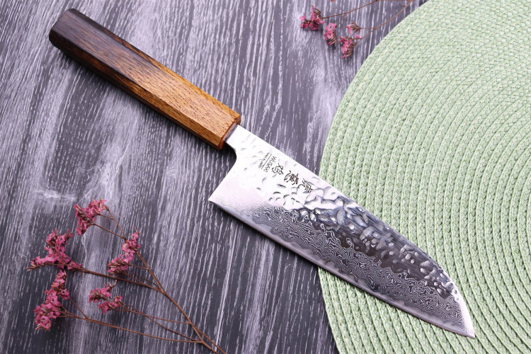 Couteau santoku japonais artisanal Wusaki Yaketa AUS10 lame damassée martelée 16,5cm