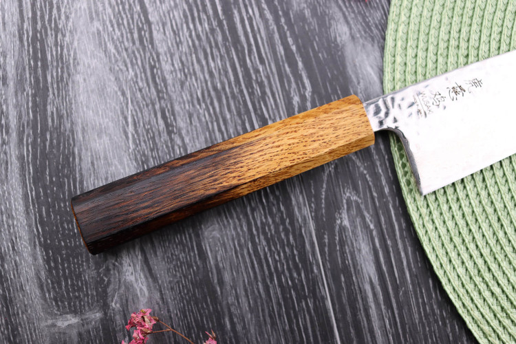 Couteau santoku japonais artisanal Wusaki Yaketa AUS10 lame damassée martelée 16,5cm