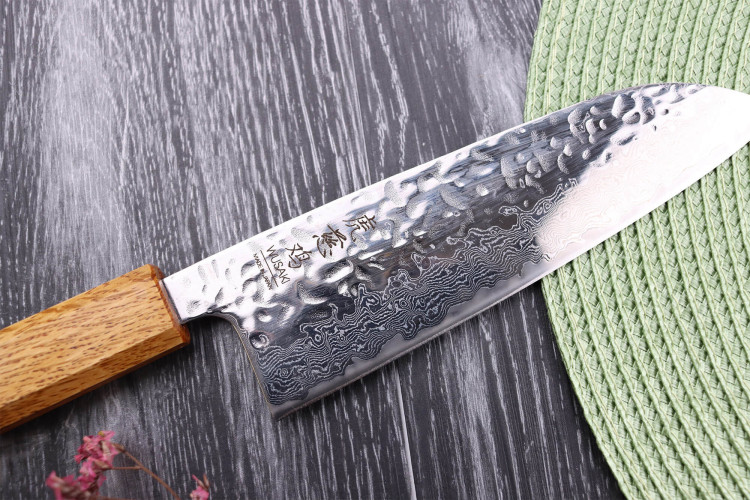Couteau santoku japonais artisanal Wusaki Yaketa AUS10 lame damassée martelée 16,5cm