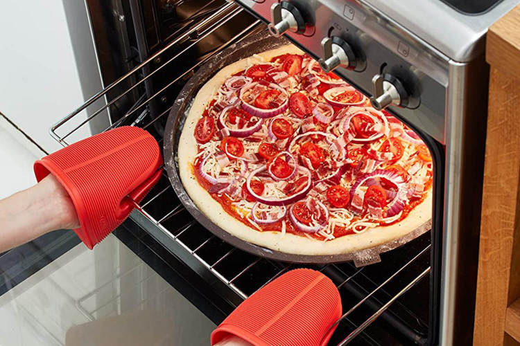 Moule à pizza rond et perforé Lékué en silicone ø36cm