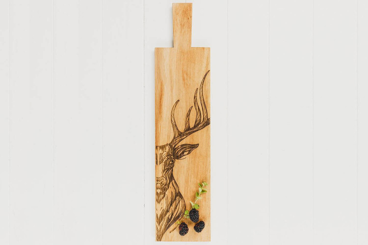 Planche apéro originale Selbrae House en bois de chêne - Gravure de cerf écossais