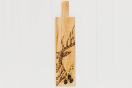 Planche apéro originale Selbrae House en bois de chêne - Gravure de cerf écossais