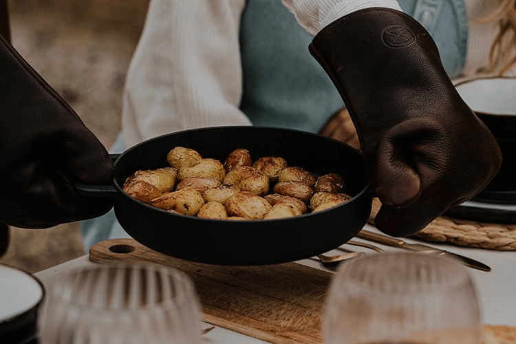 Poêle en fonte émaillée Combekk Sous-chef noire avec poignées