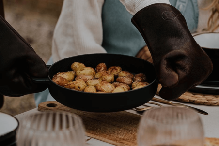 Poêle en fonte émaillée Combekk Sous-chef noire avec poignées