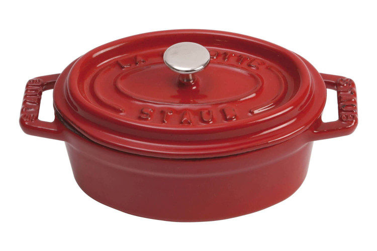 Mini cocotte en fonte émaillée Staub ovale cerise 11cm