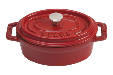 Mini cocotte en fonte émaillée Staub ovale cerise 11cm
