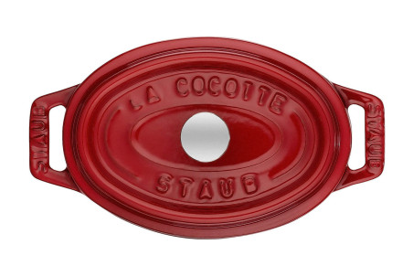 Mini cocotte en fonte émaillée Staub ovale cerise 11cm