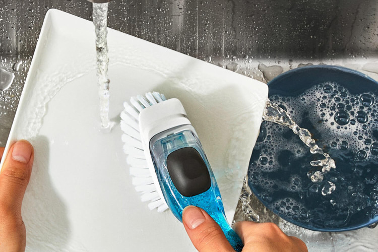 Brosse vaisselle Oxo distributrice de savon - 30cm