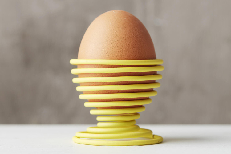 Coquetier Point Virgule Wire coloris jaune en spirale