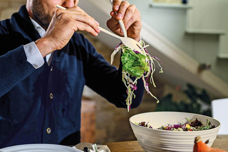 Couverts à salade Guzzini Tierra blancs en bouteilles d'eau recyclées - 28cm