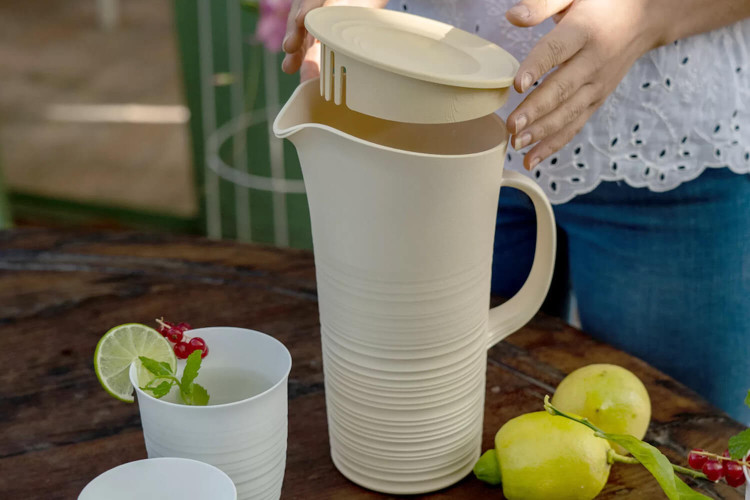Carafe Guzzini Tierra blanche en bouteilles d'eau recyclées - Capacité 1,8L
