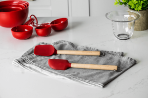 Duo de spatules Kitchen Aid écologique en bois de bouleau et silicone rouge 2